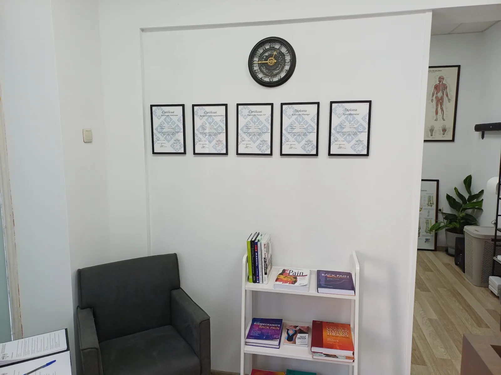 Дипломи и сертификати от Нидерландия, поставени в рамки на стената в кабинета